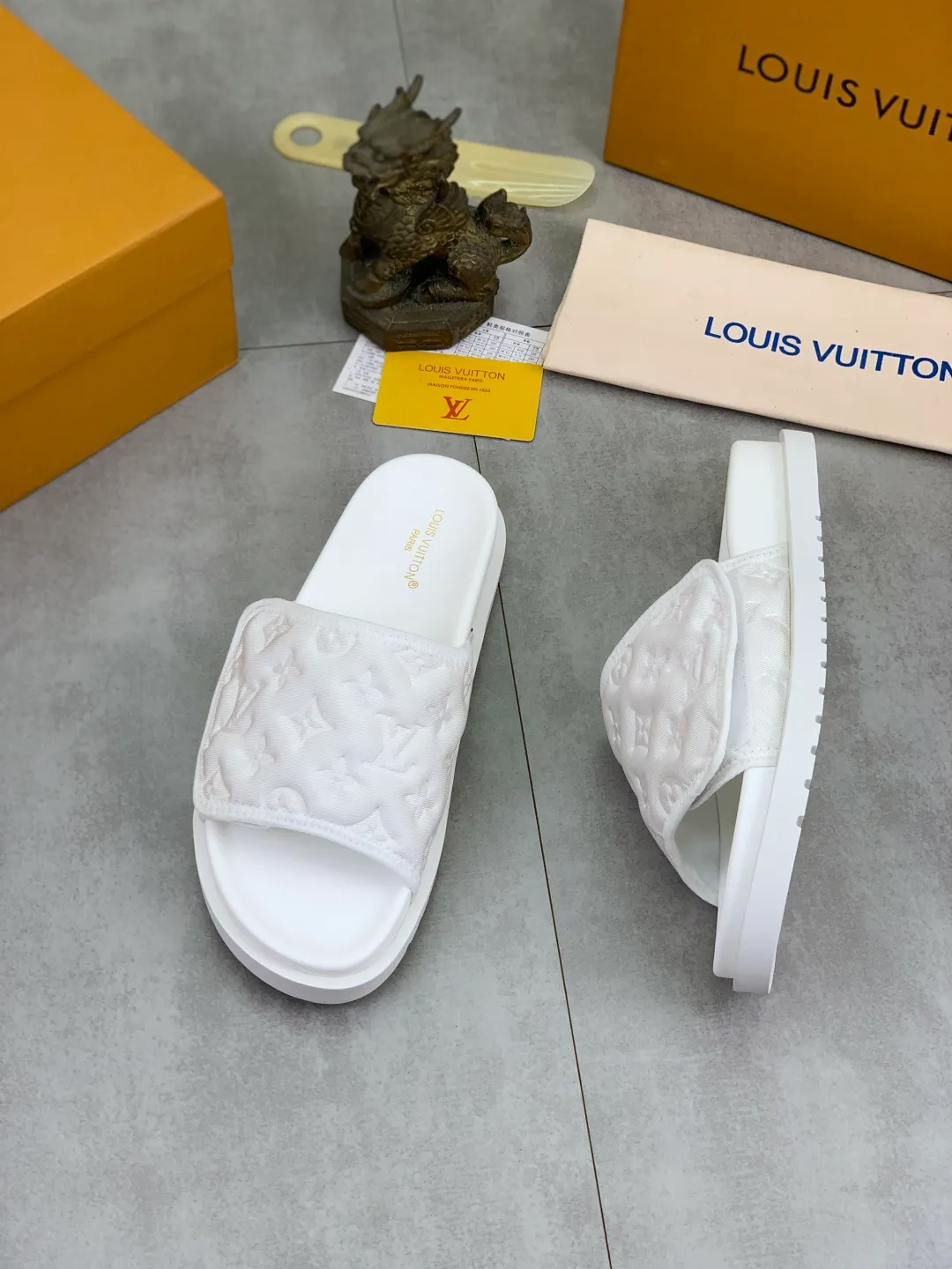 Men's shoes 💰P320 💰[New style]🆘 Original quality [LOUIS VUITTON] The popular Louis Vuitton LV men's slippers on the official website are on sale simultaneously! Original fabric imported from Italy, original factory special supply, code number: 38-44 (45 customized), many colors available